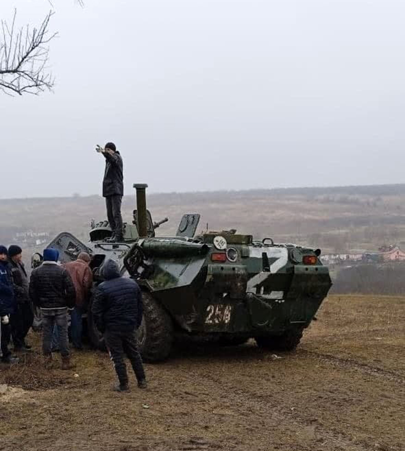 Під Миколаєвом місцеві захопили ворожий БТР і відкотили його на тракторі (фото)